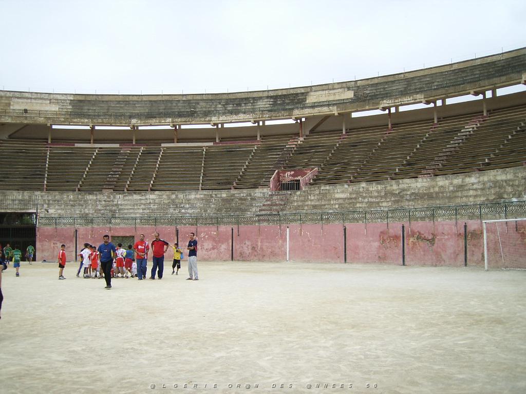 038-ORAN-Juin06-les arenes(terrain de foot aujord'hui).jpg - Unicode